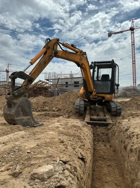 Maquinaria pesada de alquiler de ERCON en obra