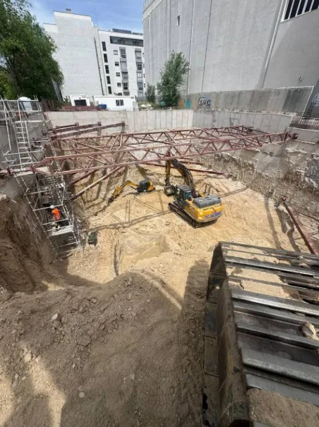 Excavación profunda en obra de Madrid con maquinaria de ERCON